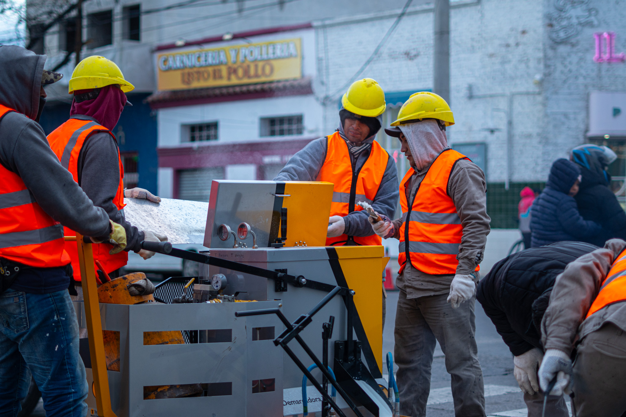 Equipo CEA operando demarcadora vial en obra urbana