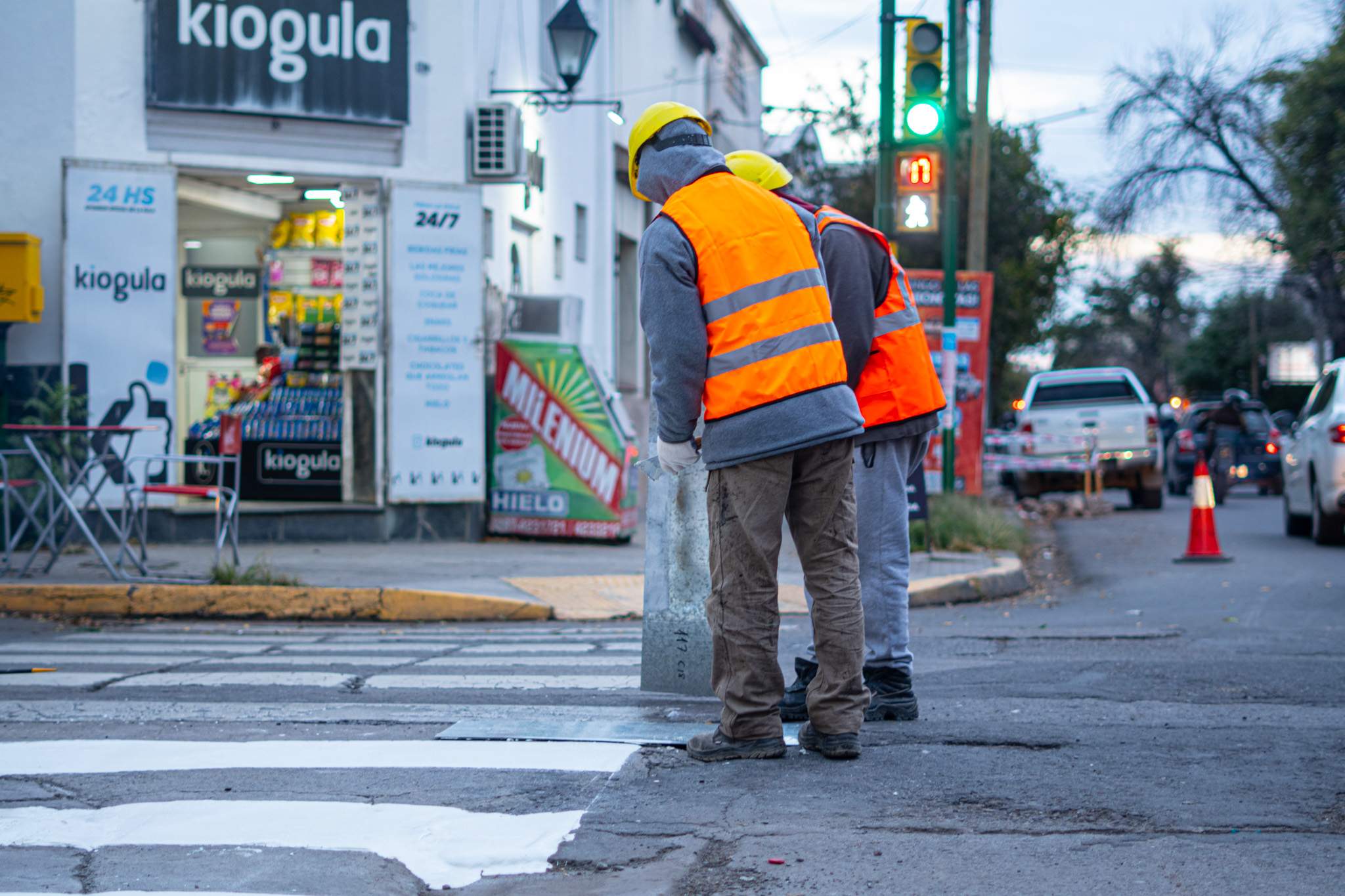 Operarios CEA demarcando paso peatonal con pintura termoplástica
