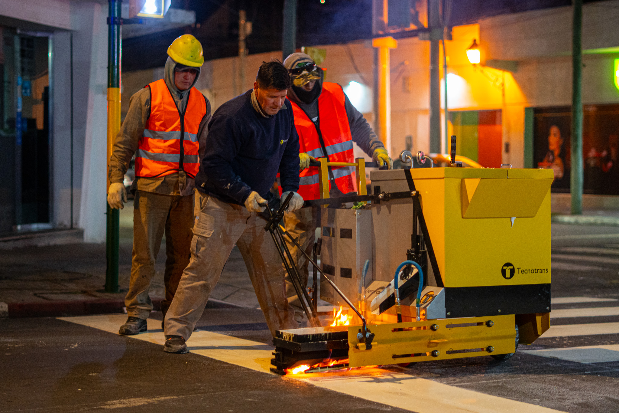 Equipo CEA aplicando señalización vial de noche con maquinaria Tecnotrans